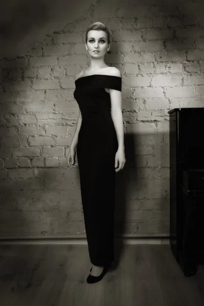 Kara film. retro moda portre bir kadının haberi. — Stok fotoğraf