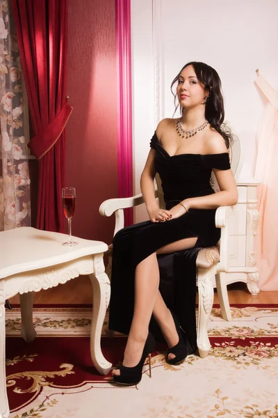 Elegante brunette in een luxe interieur. — Stockfoto