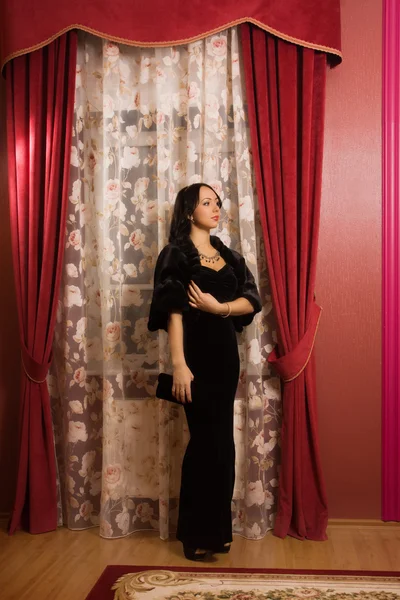 Elegante brunette in een luxe interieur. — Stockfoto