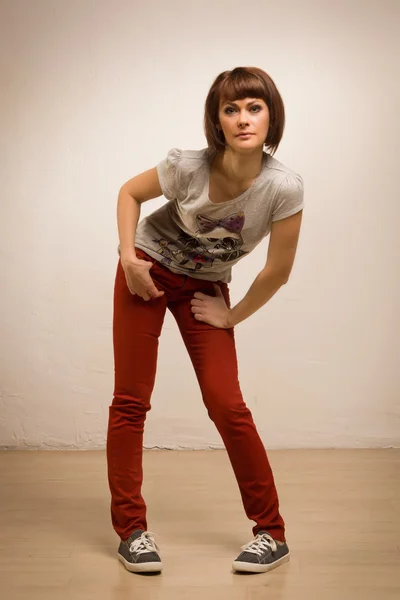 Donna in jeans rossi e sneakers — Foto Stock