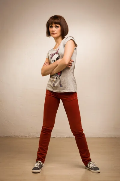 Mujer en jeans rojos y zapatillas deportivas — Foto de Stock