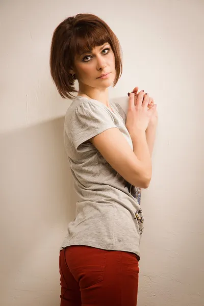 Žena v červené džíny a tenisky — Stock fotografie