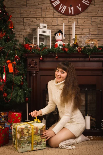 Ung flicka med julklappar — Stockfoto