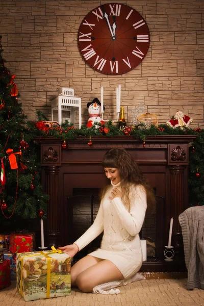 Chica joven con regalos de Navidad — Foto de Stock