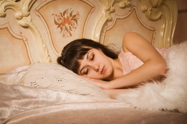 Красивая девушка спит на кровати — стоковое фото
