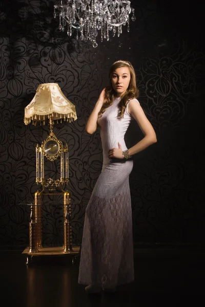 Hermosa joven en un vestido de noche blanco — Foto de Stock