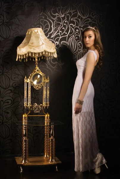 Mooi meisje in een witte avondjurk — Stockfoto
