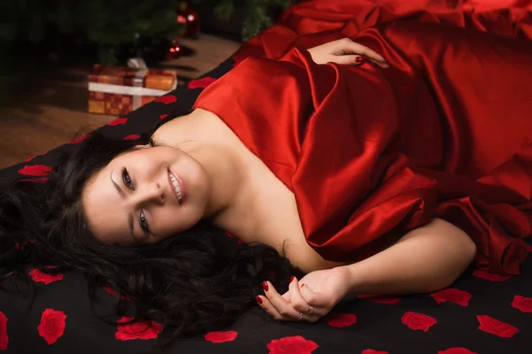 Sexy brunette lying on the bed — Stock Photo, Image