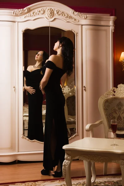 Elegantní brunetka v luxusním interiéru. — Stock fotografie