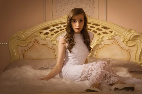 Elegante chica en vestido de noche en un dormitorio elegante — Foto de Stock
