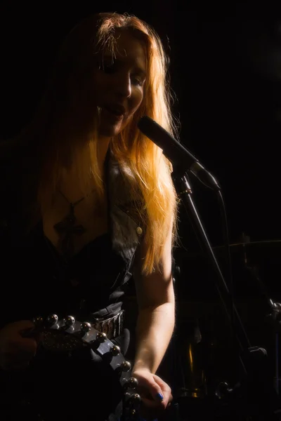 Rock star fille chantant dans un studio — Photo