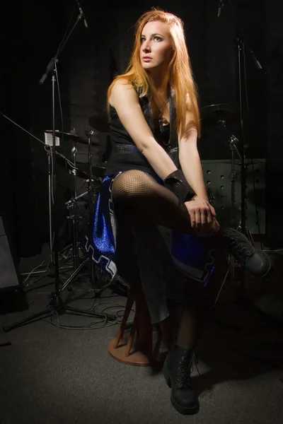 Chica de rock en un estudio — Foto de Stock