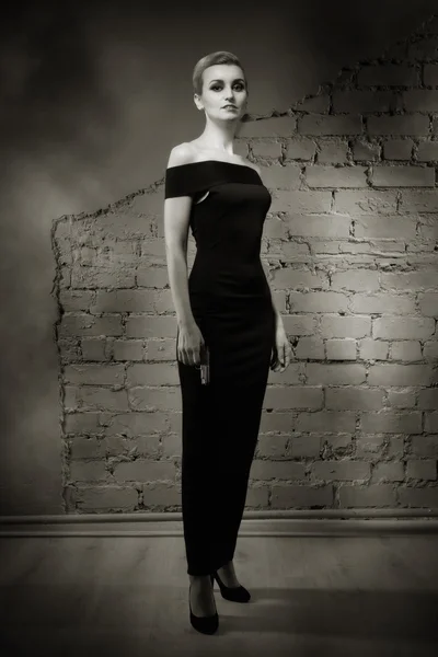 Film noir. retro stylu kobieta moda z rewolwerem w ręku — Zdjęcie stockowe