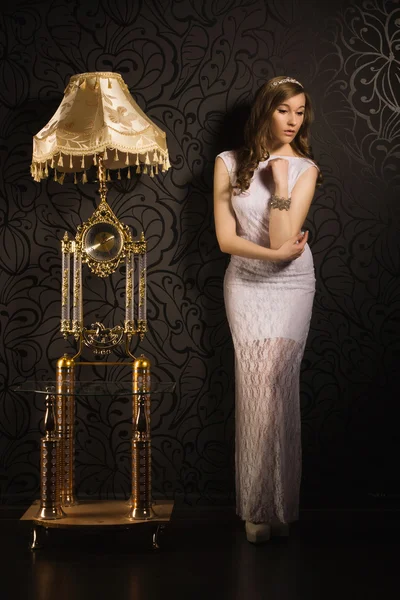 Hermosa joven en un vestido de noche blanco — Foto de Stock