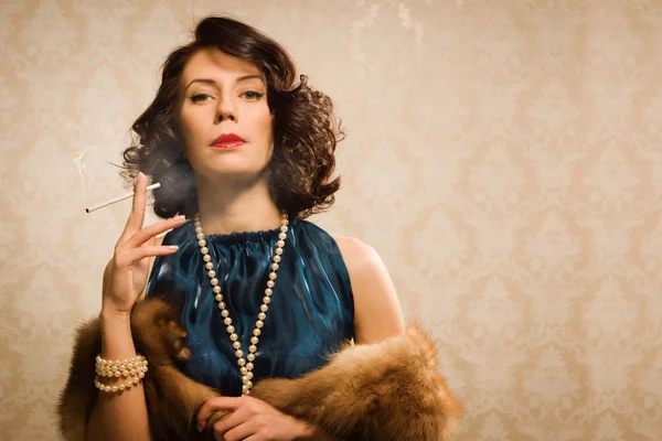 Retro woman portrait with cigarette — Stock Photo, Image