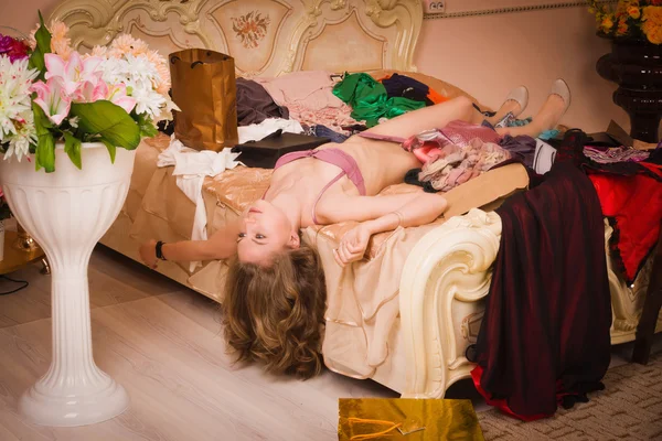 Cansız kadın yatakta yatarken bir lüks iç çamaşırı — Stok fotoğraf
