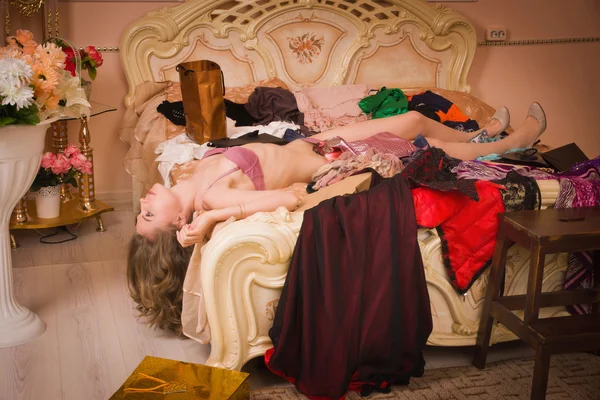 Mulher sem vida em uma lingerie luxuosa deitada na cama — Fotografia de Stock