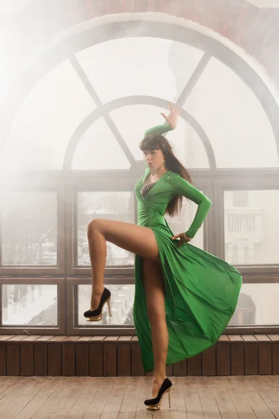 Poserar dansande kvinna — Stockfoto