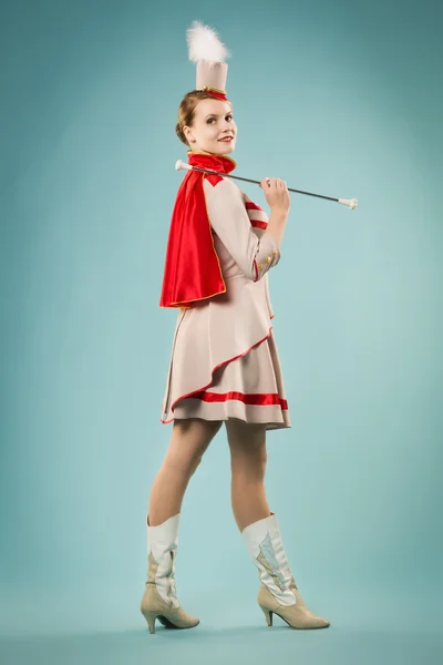 Majorettes fille posant avec bâton — Photo