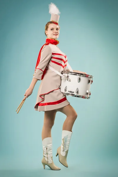 Majorettes menina posando com tambor — Fotografia de Stock