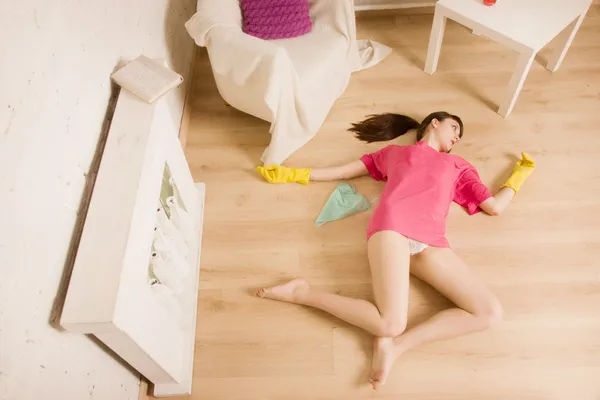 Crime scene simulation. Dead girl lying on the floor — Stock Photo, Image