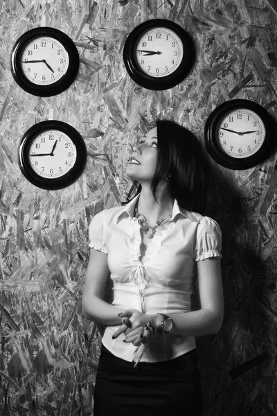 Office girl sur un fond d'horloge murale — Photo