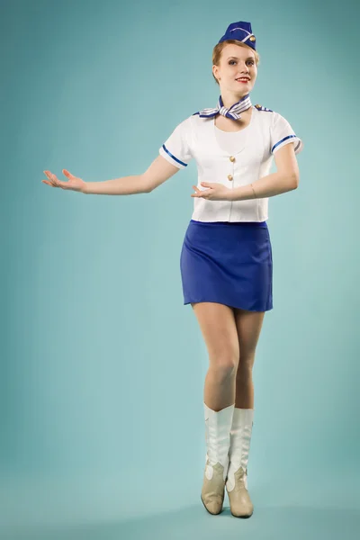 Meisje in stewardess uniform — Stockfoto