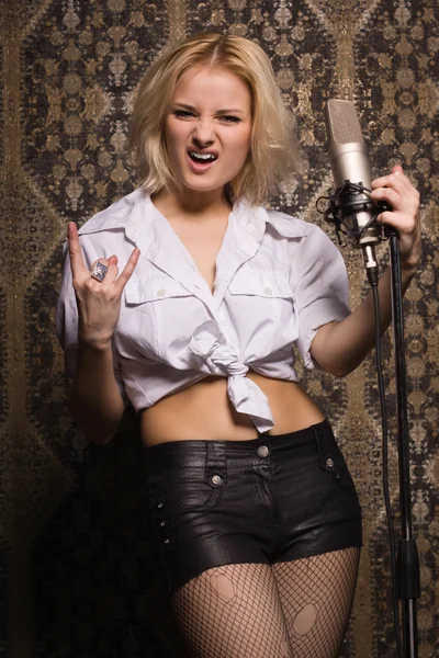 Rock babe chantant dans un microphone — Photo