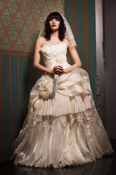 Bride with sharp knife — Stock Photo, Image