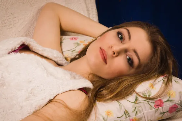 Attraktiva flicka på en soffa — Stockfoto