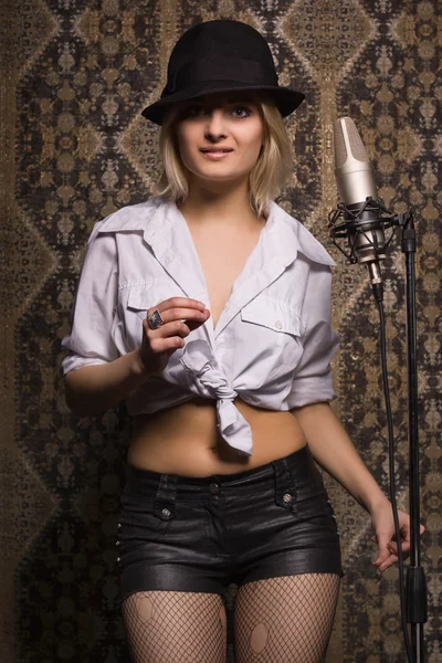 Rock babe singing into a microphone — Stock Photo, Image