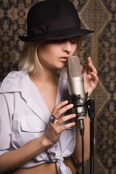 Rock babe singing into a microphone — Stock Photo, Image
