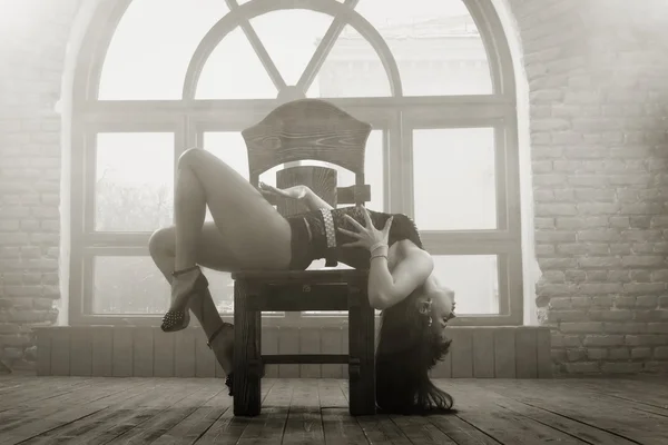 Сексуальная женщина в танцевальном костюме "GO-GO " — стоковое фото