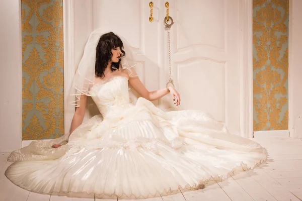 Bride in handcuffs — Stock Photo, Image