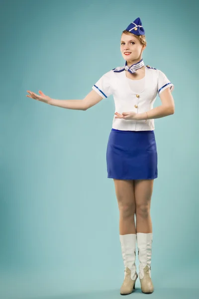 Meisje in stewardess uniform — Stockfoto