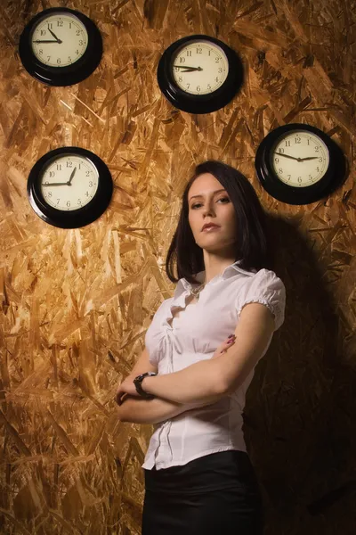 Menina de escritório em um contexto de um relógio de parede — Fotografia de Stock