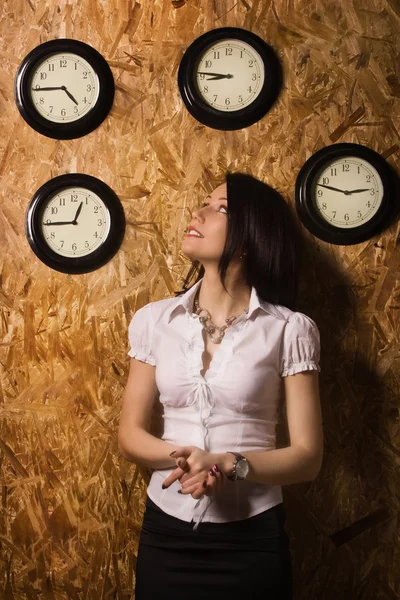 Menina de escritório em um contexto de um relógio de parede — Fotografia de Stock