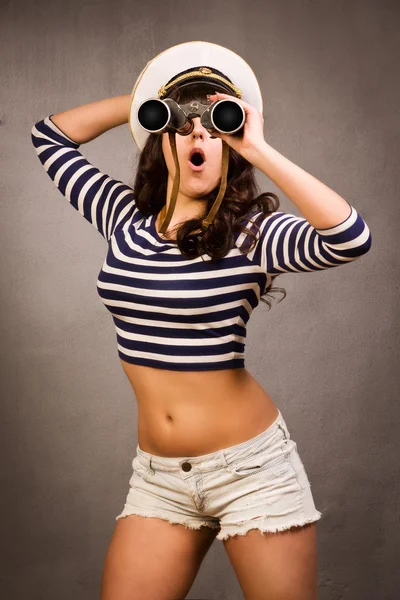 Armada pinup chica con binocular — Foto de Stock