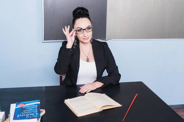 Bela Professora Confiante Uma Sala Aula — Fotografia de Stock