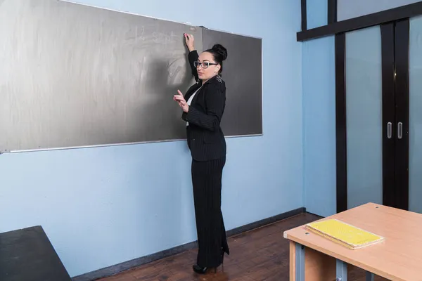 Bela Professora Confiante Uma Sala Aula — Fotografia de Stock