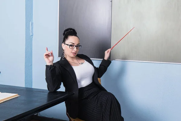 Bela Professora Confiante Uma Sala Aula — Fotografia de Stock