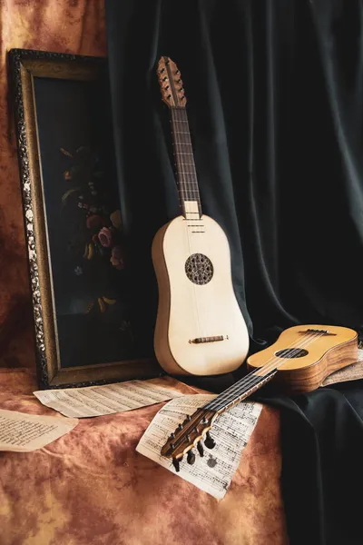 Bodegón Musical Estilo Renacentista Con Dos Guitarras Renacentistas — Foto de Stock