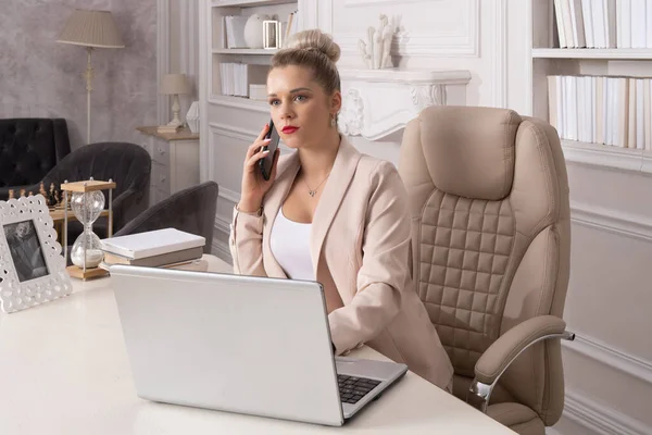 Mooie Zakenvrouw Spreekt Telefoon — Stockfoto