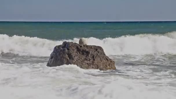 Havet vågor på den klippiga stranden — Stockvideo