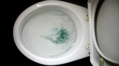 siyah üzerine izole wc kızarma su