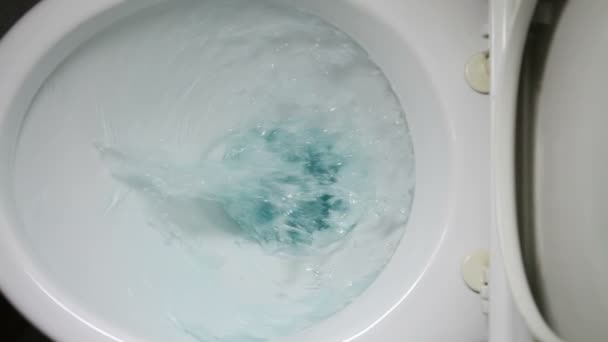 Смывание воды в WC с близкого расстояния — стоковое видео