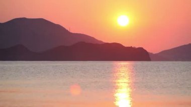 yelkenli tekne ve martılar denize at sunrise, timelapse