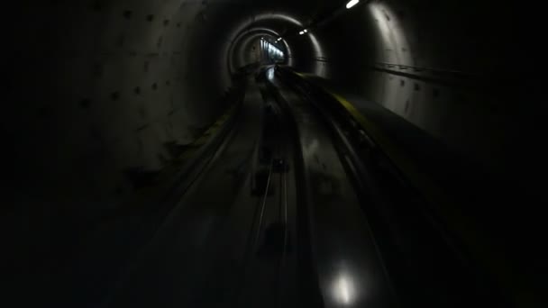 Train en marche dans le tunnel du métro, vue sur la cabine 