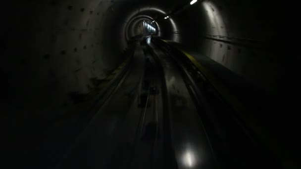 Rijdende trein in metro tunnel, cabine weergave — Stockvideo