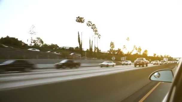 Tegenliggers op Amerikaanse snelweg bij zonsondergang — Stockvideo